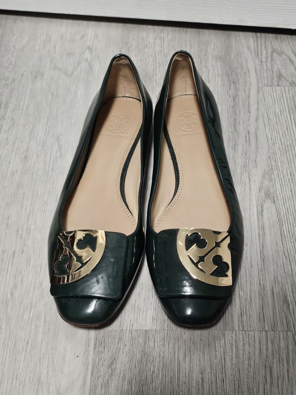 Tory Burch Size 7.5M Green Leather Chelsea Gold Logo Cap Toe Ballet Flats